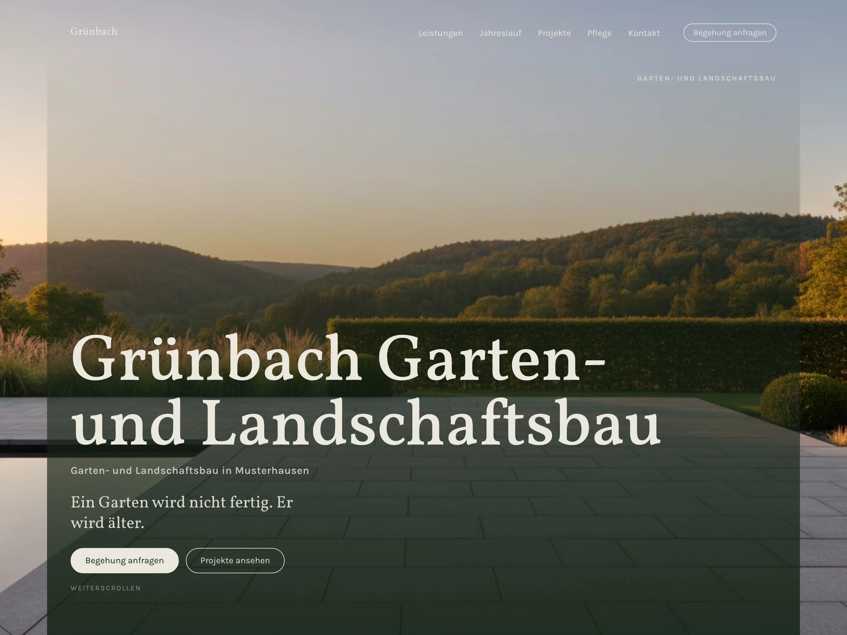 Startseite für einen Garten- und Landschaftsbaubetrieb: Foto einer Hügellandschaft im Abendlicht, darüber der Firmenname in einer Serifenschrift.
